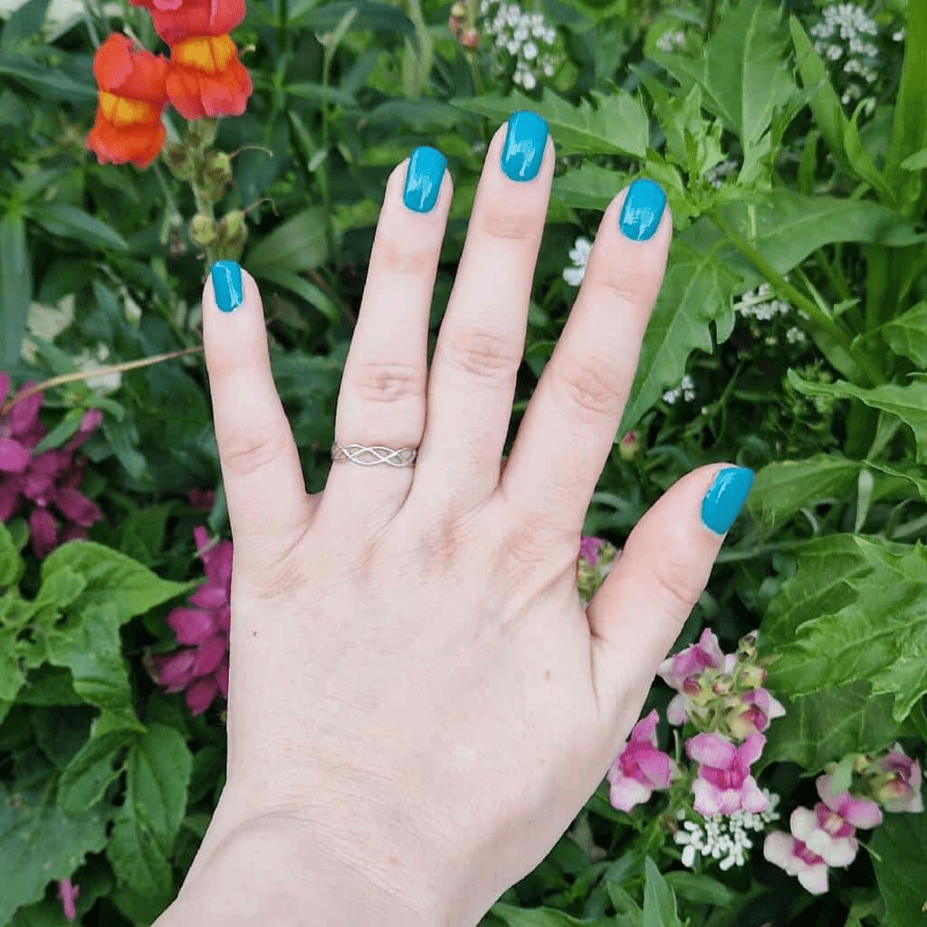 Turquoise blue glossy solid-colour nail wraps on short round nails